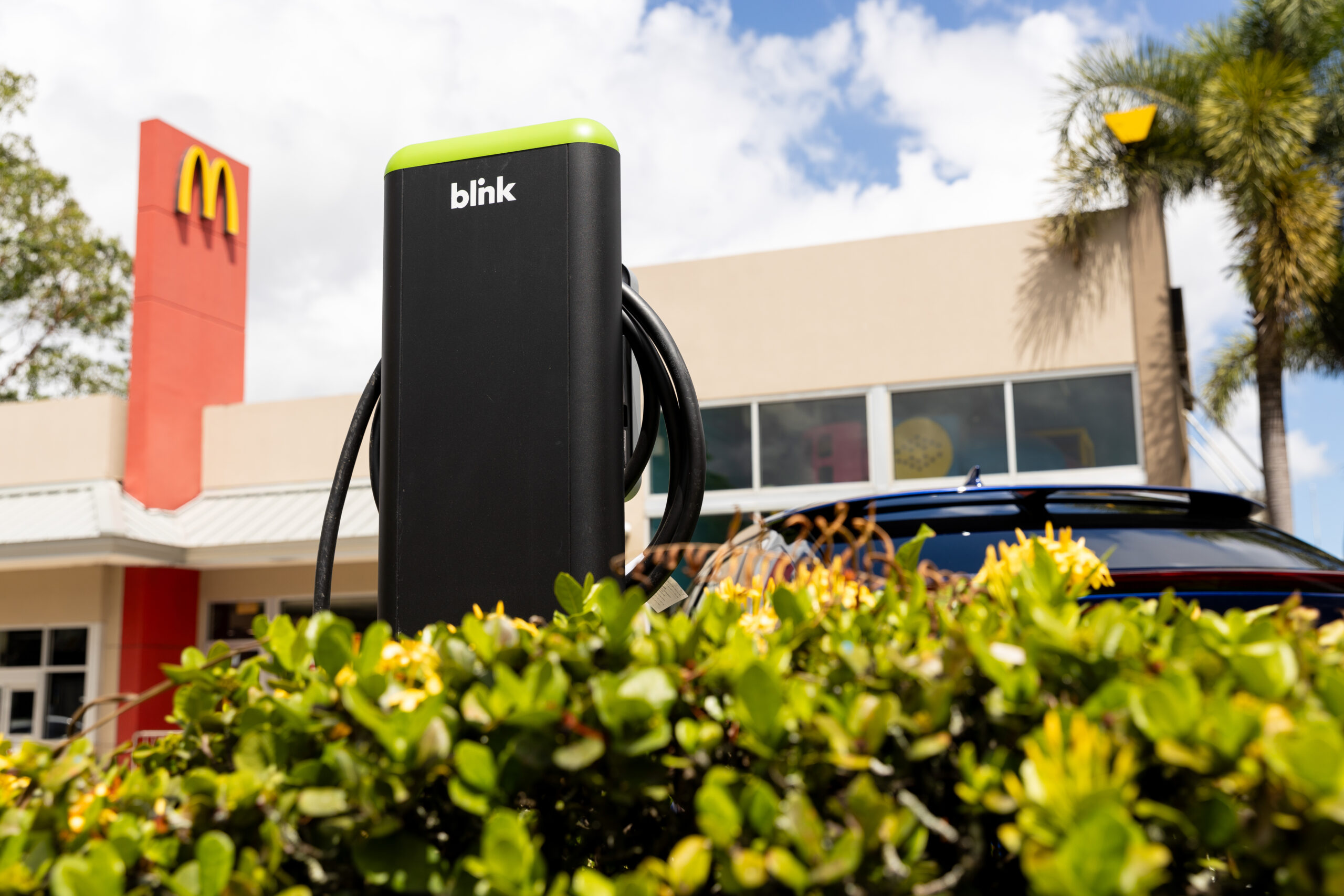 Arcos Dorados, empresa que maneja la cadena de restaurantes McDonald's en Puerto Rico anunció una alianza con Blink Charging Co., empresa dedicada a la manufactura de equipos y software para cargar autos eléctricos. (Foto: Enid López)