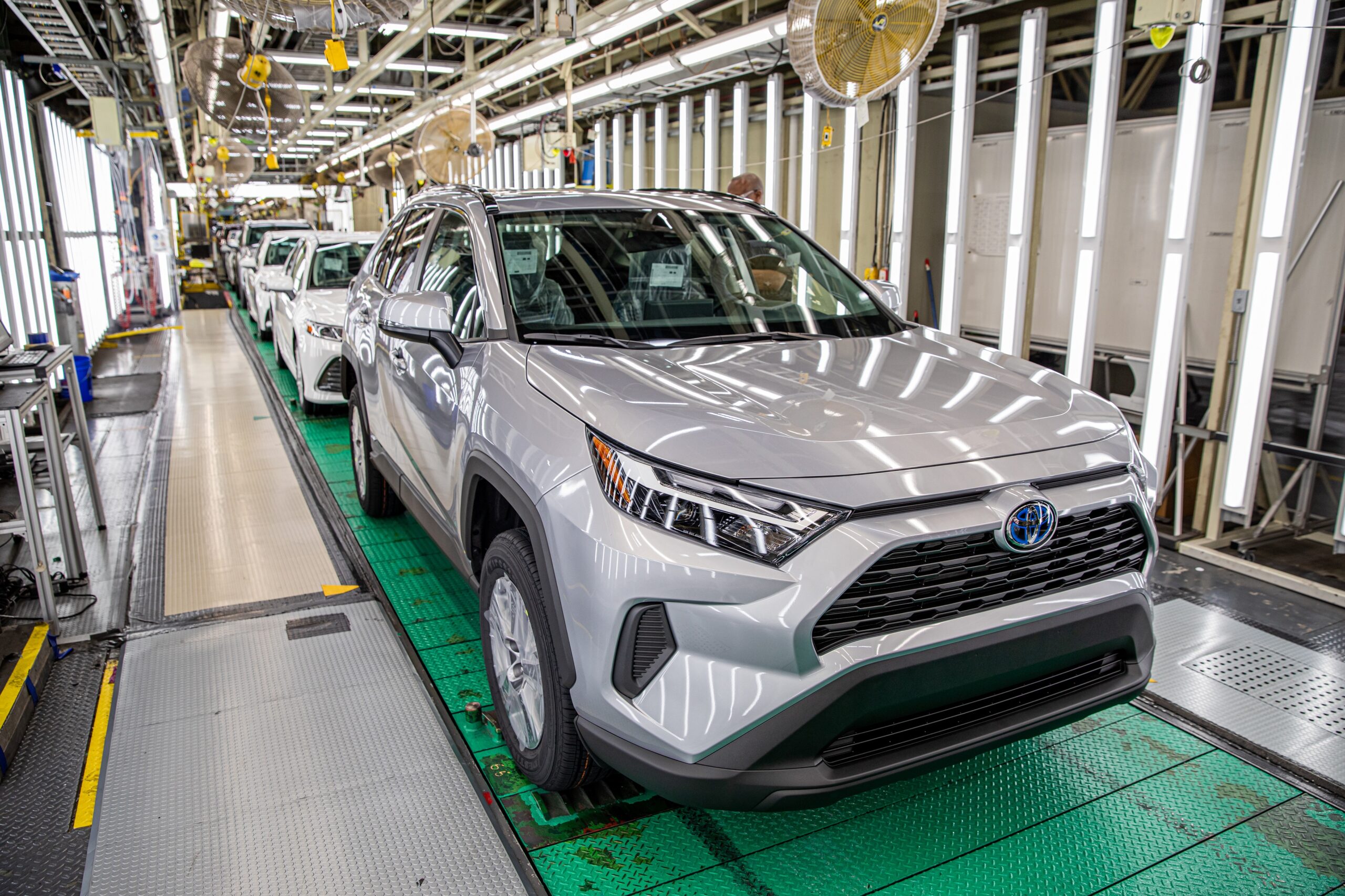 Toyota RAV4 Hybrid saliendo de la línea de producción en la planta Toyota Motor Manufacturing (TMMK) en Indiana. (Foto: Toyota)